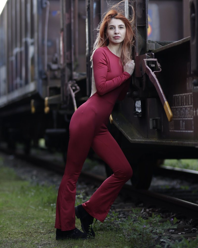 Dariia Kozachok im roten Overall an einem Güterwaggon