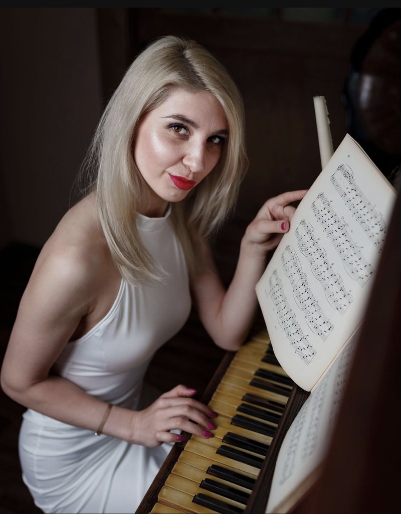 Dariia am Klavier