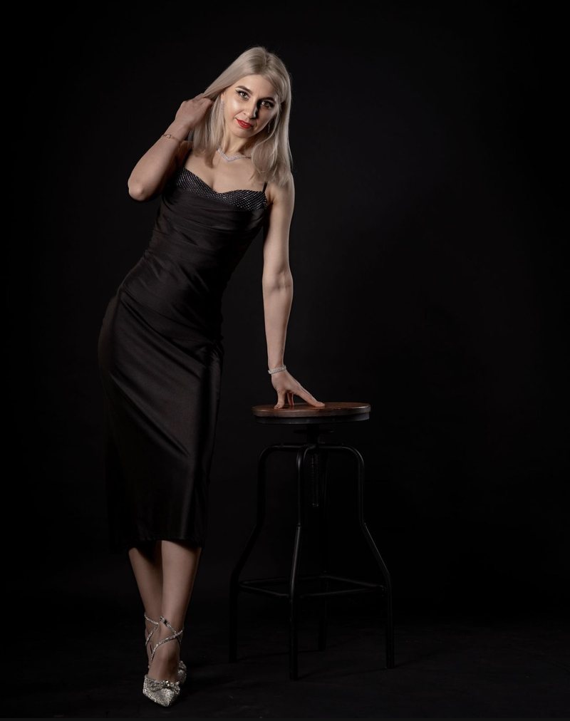 Dariia im schwarzen Kleid im Studio