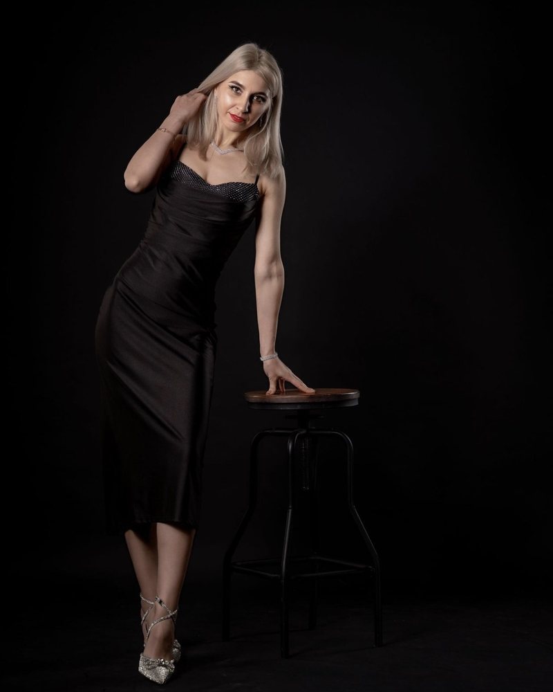 Dariia im schwarzen Kleid